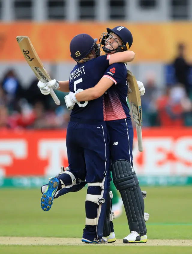 Heather Knight and Nat Sciver