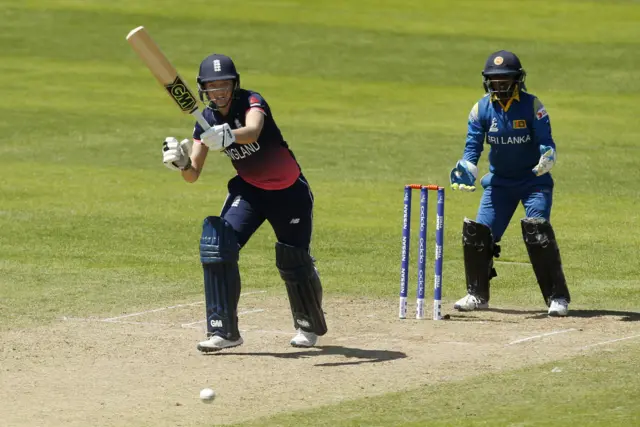 Sarah Taylor bats