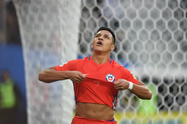 Alexis Sanchez reacts