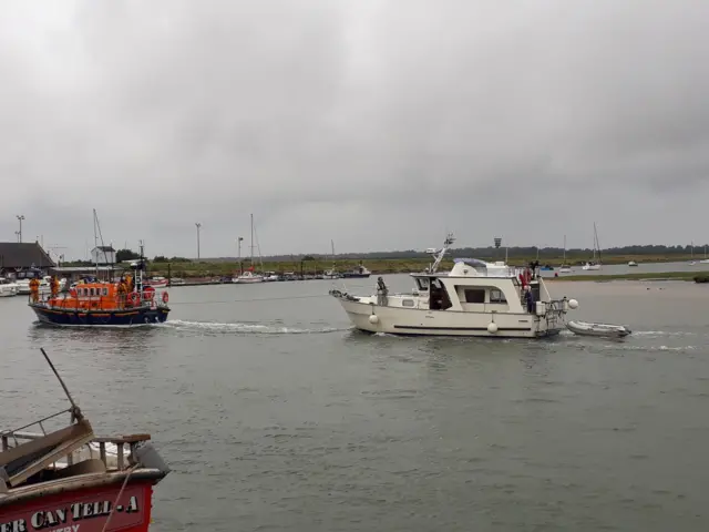 Lifeboat towing in the cabin cruiser