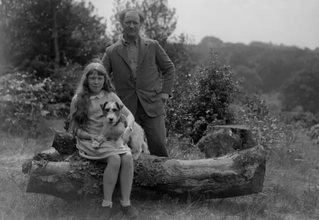 July 1930: Sculptor Jacob Epstein (1880 - 1959) with his daughter in Epping Forest, Essex