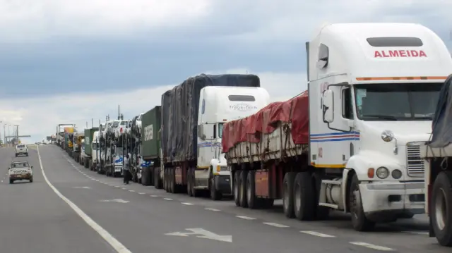 A traffic queue on the border between Zimbabwe and South Africa