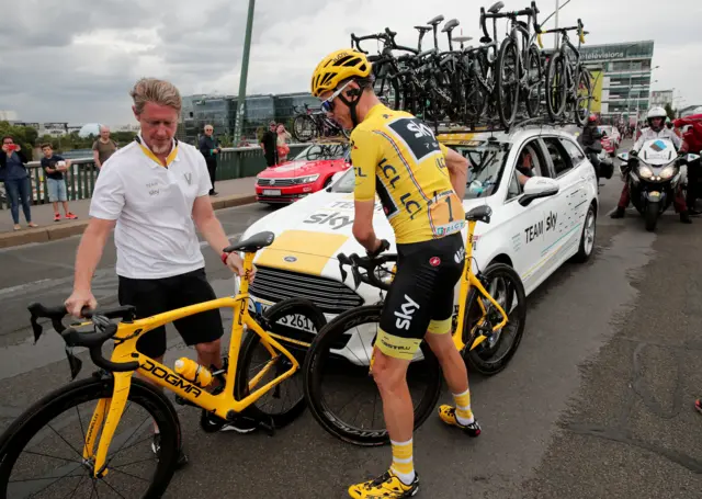 Froome changes bike