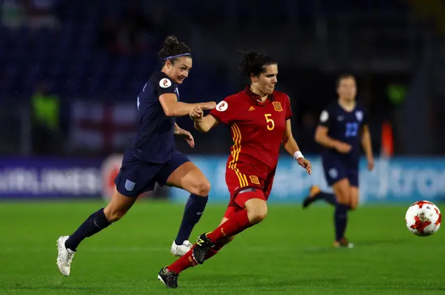 Andrea Pereira of Spain holds off pressure from Jodie Taylor