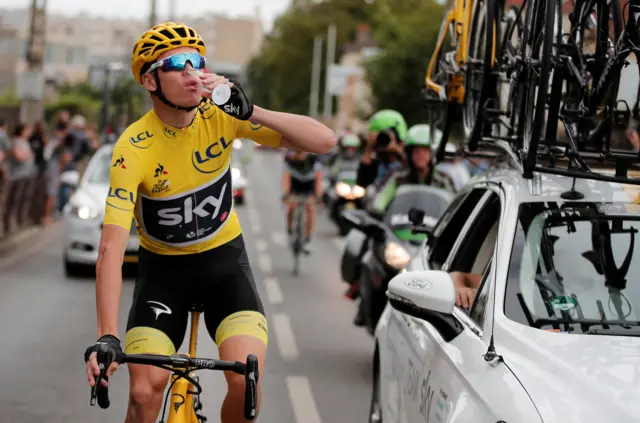 Froome drinks Champagne