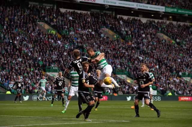 Celtic"s Jozo Simunovic (centre right) and Rosenborg"s Nicklas Bendtner challenge for a high ball