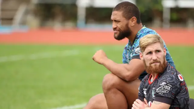 Manu Vatuvei and Sam Tomkins