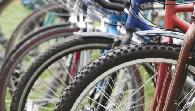 A row of bikes all lined up in a row