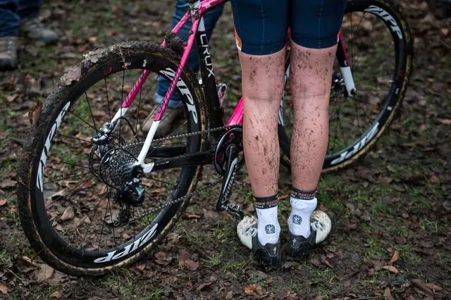 female cyclocross racer