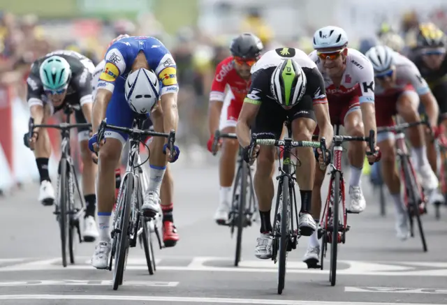 Marcel Kittel lunges in the sprint