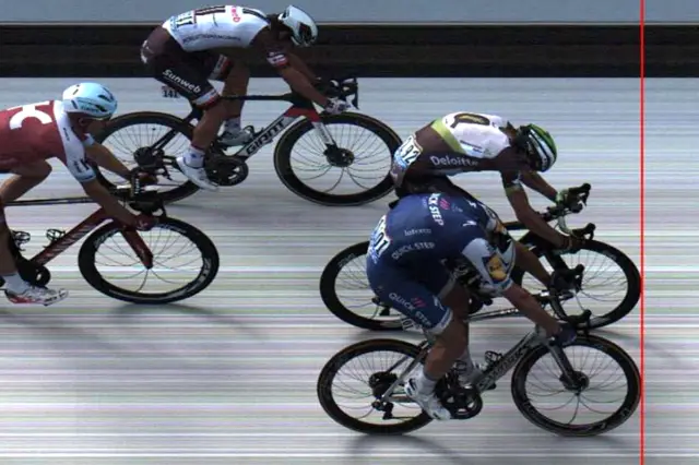 Marcel Kittel crossing the finish line ahead of Edvald Boasson Hagen