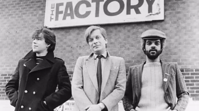 (l - r) Designer Peter Saville and Factory Records co-founders Tony Wilson and Alan Erasmus c. 1979 | Kevin Cummins / Getty Images