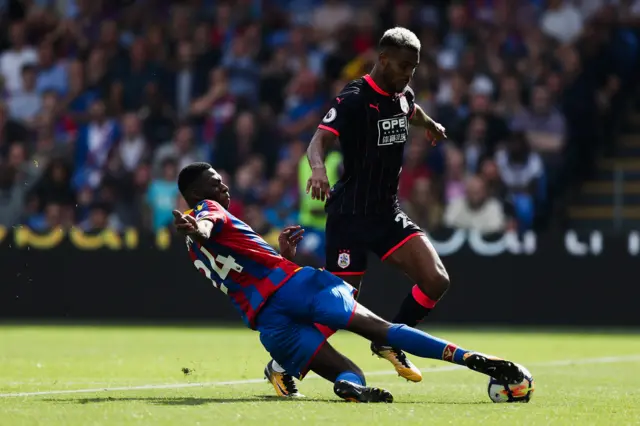 Timothy Fosu-Mensah tackles Steve Mounie