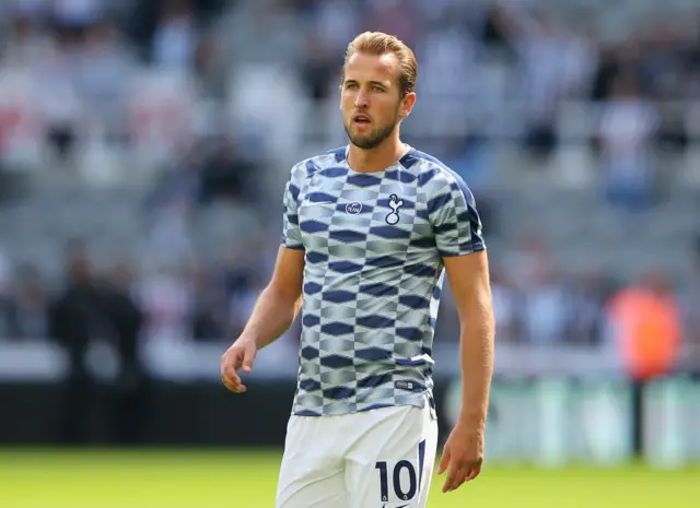 Harry Kane warms up