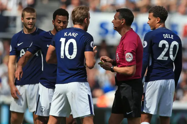 Harry Kane talks to the referee