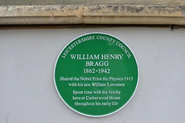 Green plaque for Willam Henry Bragg in Market Harborough