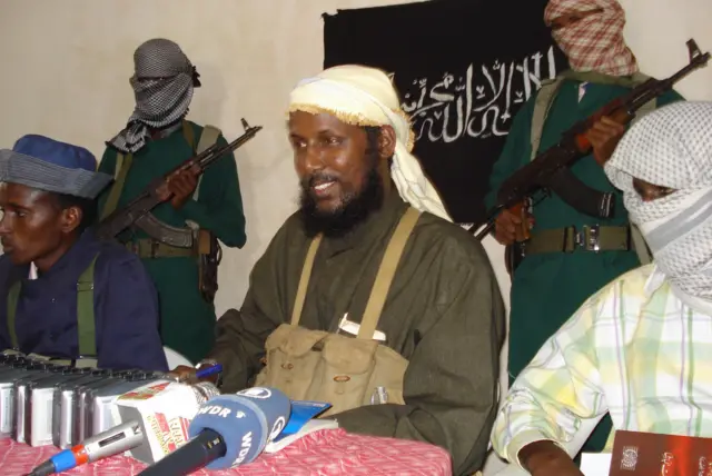 Somalia's Islamic group al-Shabab spokesman, Sheik Muktar Robow Abu Mansur (C), addresses a news conference on December 14, 2008