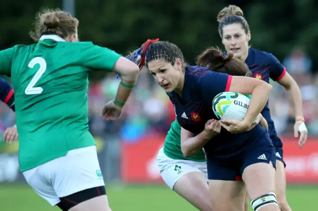 Lenaig Corson battles through Irish tackle.