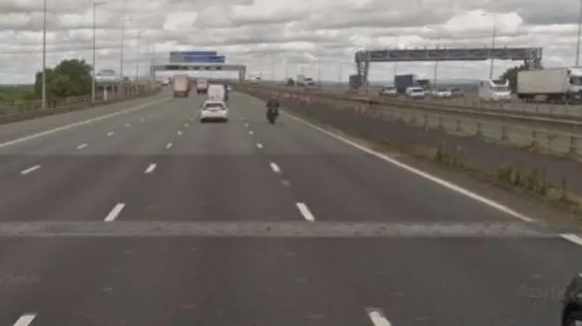 M6 northbound at Thelwall Viaduct showing on the expansion joints