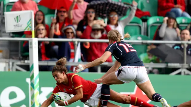 Wales Jess Kavanagh-Williams scores a try