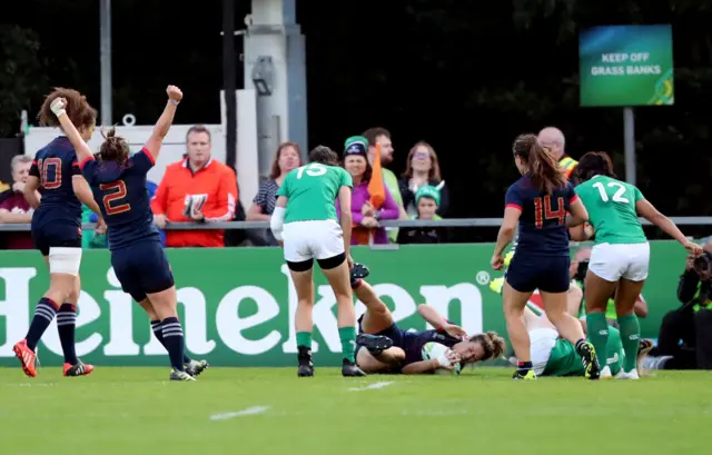 France's Caroline Ladagnous scores second try