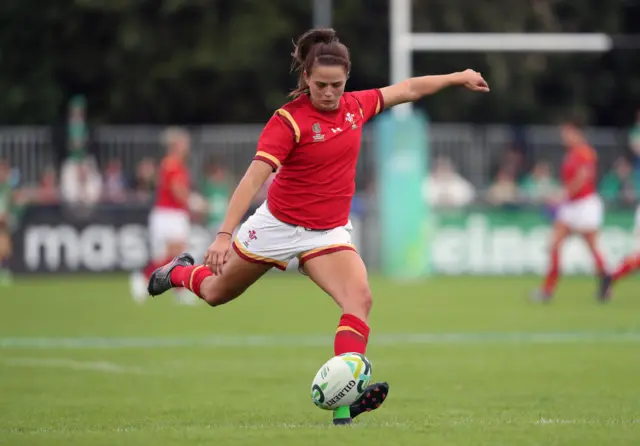 Jodie Evans kicks a conversion