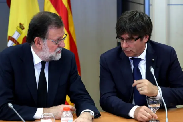 Spanish Prime Minister Mariano Rajoy ( L) and Catalonian Regional President Carles Puigdemont