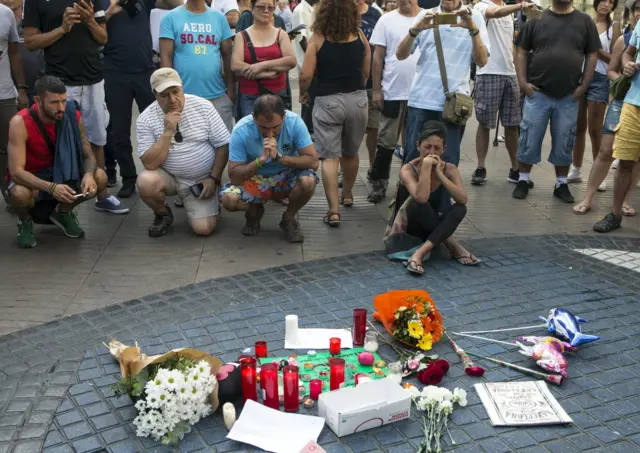 People pay tribute to Barcelona victims