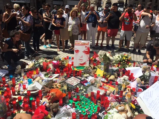 Crowds pay tribute to Barcelona victims