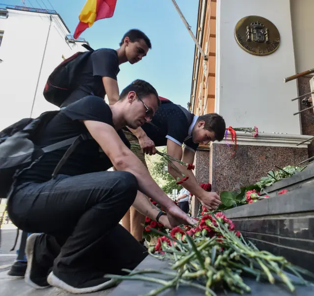 People pay tribute to Barcelona victims