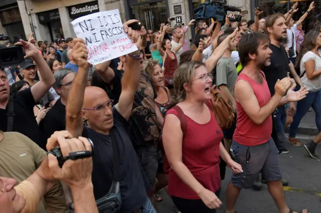 Anti-fascists march in Las Ramblas