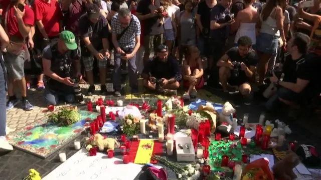 People pay tribute to Barcelona victims