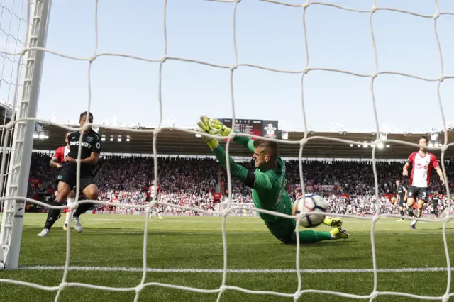 Javier Hernandez scores