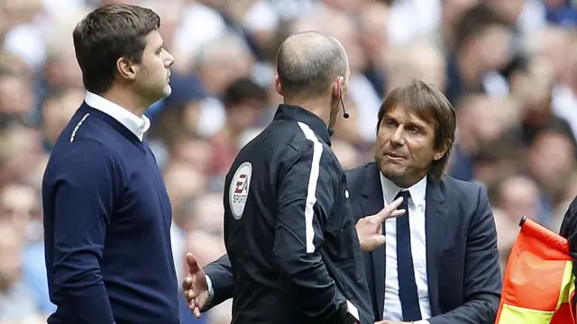 Conte talks to the fourth referee