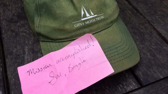 The returned hat with note