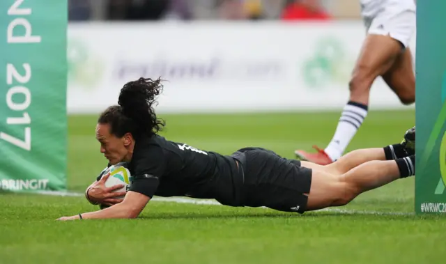 Portia Woodman of New Zealand dives over to score