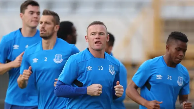 Everton (including Wayne Rooney) train