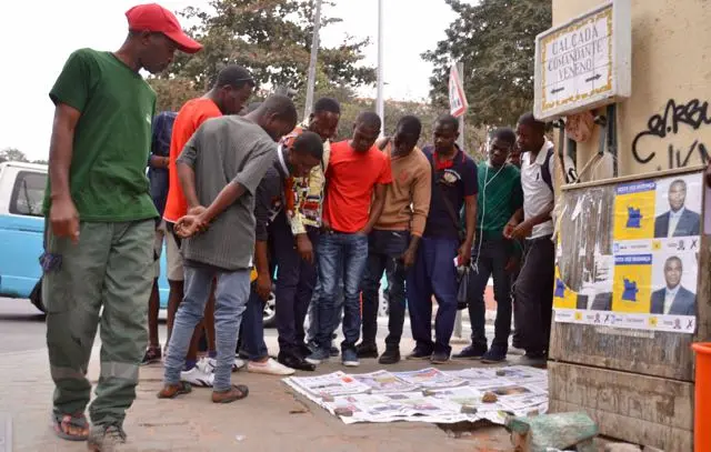 Men looking at newsapers