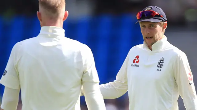 Joe Root talks to Ben Stokes