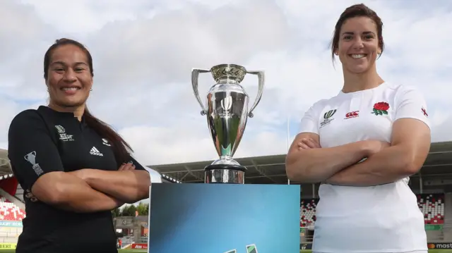 Sarah Hunter, (R) captain of England and Fiao"o Faamausili captain of the New Zealand Black Ferns