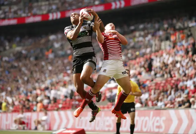 Hull FC's Fetuli Talanoa claims the high ball