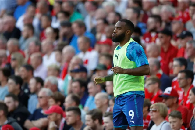 Alexandre Lacazette warms up