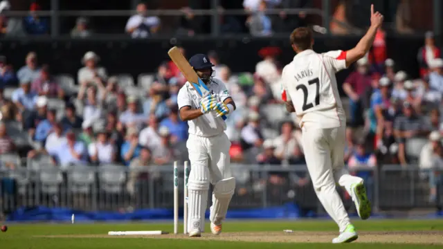 Kyle Jarvis bowls Jeetan Patel