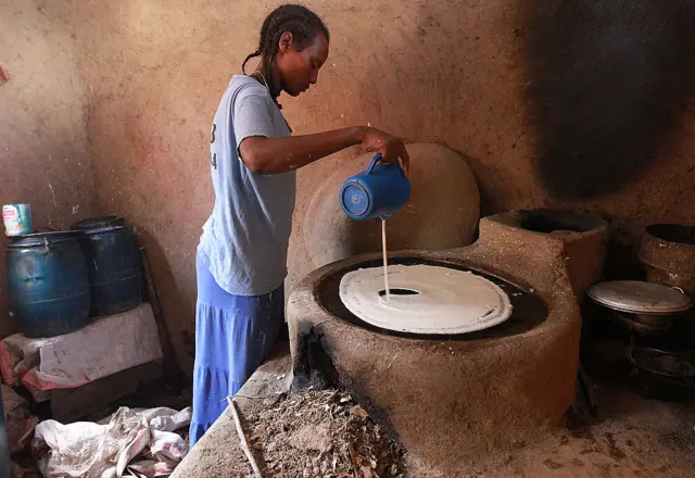 An Ethiopian woman makes injera