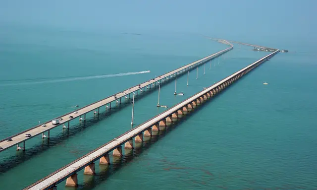 7 mile bridge shows the highway over the Florida Keys