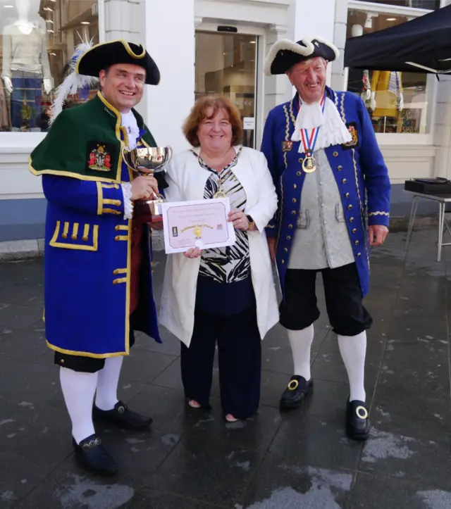 Competition winner Mark Wylie (l)