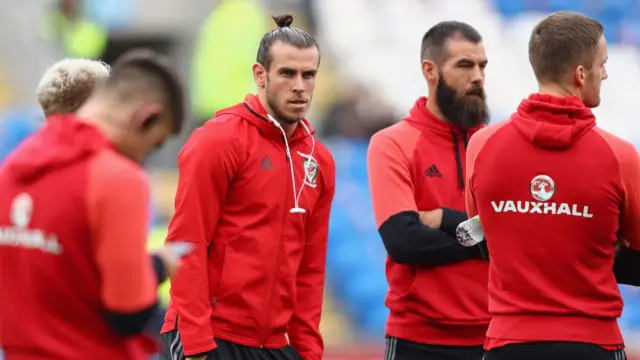 Gareth Bale (centre)