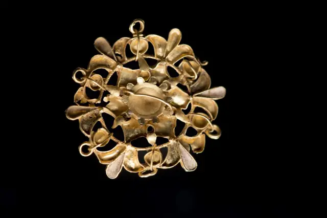 Late 16th century gold pendant applique