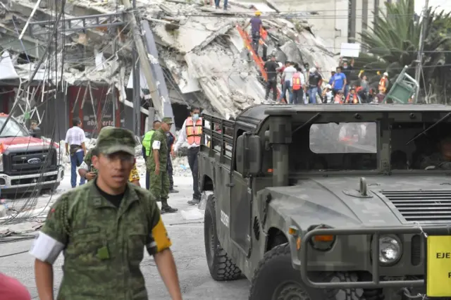 Army personnel arrive to participate in the rescue operations after a powerful quake in Mexico City on September 19, 2017.