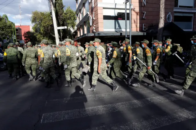 Soldiers arrive with shovels near the site of a collapsed building after an earthquake hit Mexico City, Mexico, 19 September 2017